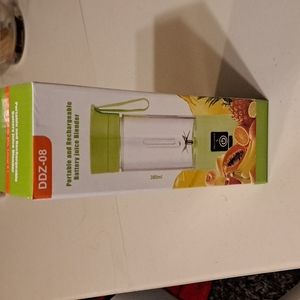 Portable and rechargeable battery juice blender